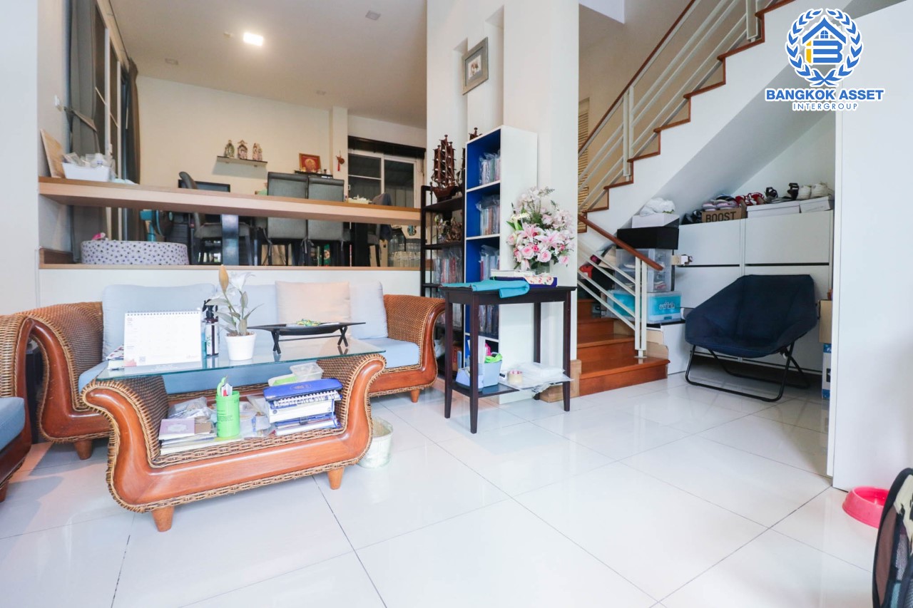 *****บ้านเดี่ยวมือสอง ม. ไพรมารี่ เพรสทีจ รัชดา-รามอินทรา บ้านเดี่ยว 3 ชั้น พร้อมเข้าอยู่ ฟังก์ชัน 5 ห้องนอน 5 ห้องน้ำ 2 ที่จอดรถ ภายในสวย บ้านใหม่ บนเนื้อที่กว่า 52 ตร.ว. พื้นที่ใช้สอยมากถึง 350 ตร.ม. บนทำเลศักยภาพ เชื่อมต่อ ถ.รามอินทรา, ถ.พหลโยธิน, ถ.สุขาภิบาล5 เดินทางสะดวก ใกล้ทางด่วน "เอกมัย-รามอินทรา" และรถไฟฟ้า "นพรัตน์"